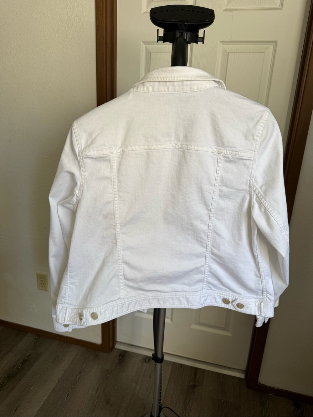 Talbots White Denim Jacket Women’s Size M Stretch Classic Trucker Jean Jacket - Picture 3 of 10